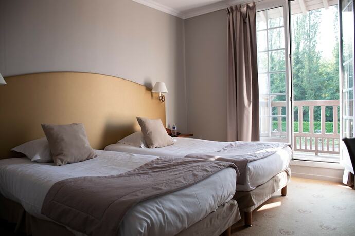 Imagen de la habitación del Hotel Le Continental, Forges Les Eaux. Foto 18