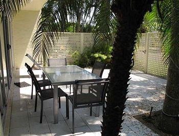 Imagen de los exteriores del Hotel Le Court Villas. Foto 10