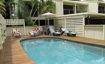Imagen de la piscina del Hotel Le Court Villas. Foto 11