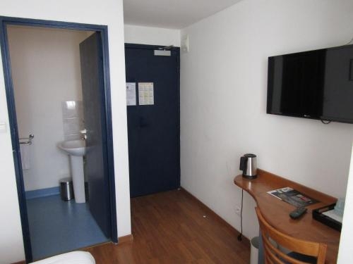 Imagen de la habitación del Hotel Le Creusot. Foto 7