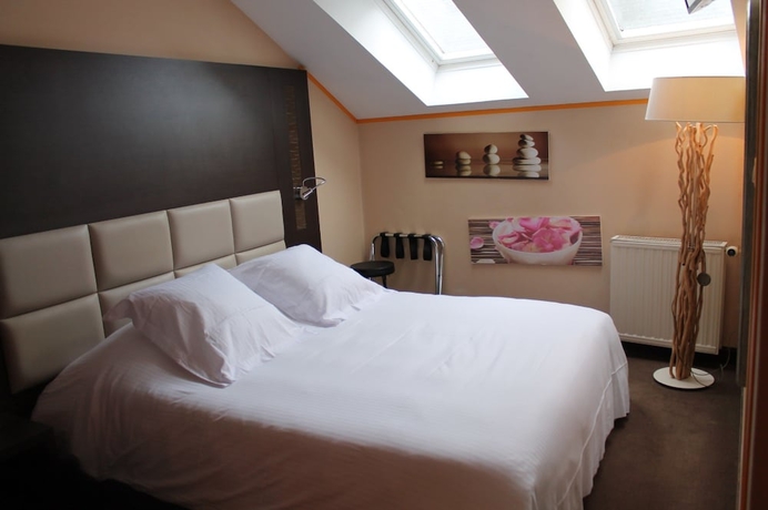 Imagen de la habitación del Hotel Le Dauphin Les Loges. Foto 13