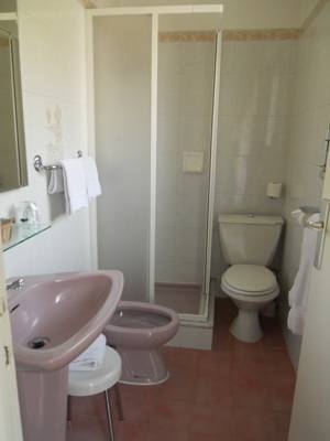 Imagen de la habitación del Hotel Le Dauphin, Menton. Foto 9