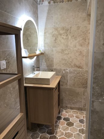 Imagen de la habitación del Hotel Le Devem de Mirapier. Foto 4