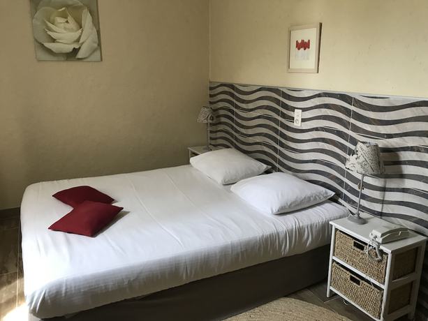 Imagen de la habitación del Hotel Le Devem de Mirapier. Foto 17