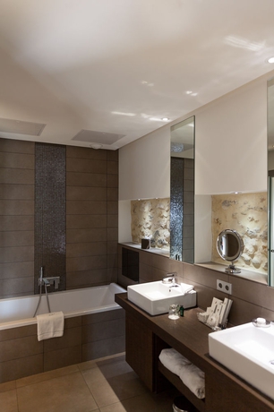 Imagen de la habitación del Hotel Le Domaine De Verchant Relais and Châteaux. Foto 2