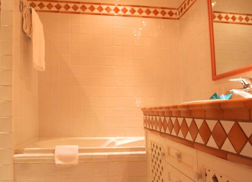 Imagen de la habitación del Hotel Le Domaine de Falgos Golf & Spa. Foto 8