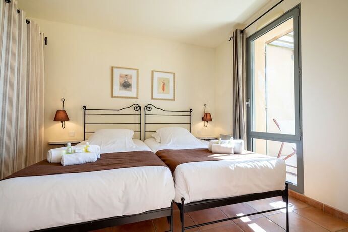 Imagen de la habitación del Hotel Le Domaine de Provence Country Club. Foto 17