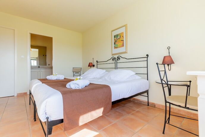 Imagen de la habitación del Hotel Le Domaine de Provence Country Club. Foto 18