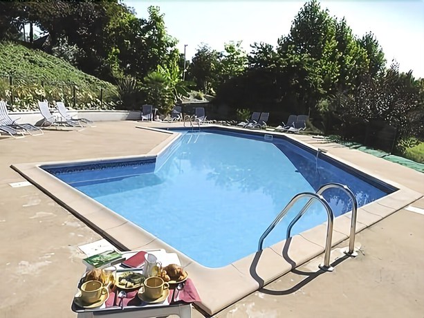 Imagen de la piscina del Hotel Le Domaine de Renaudet. Foto 12