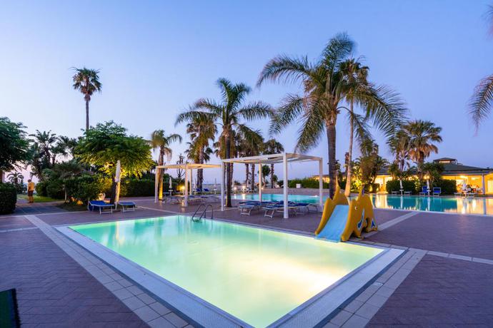 Imagen de la piscina del Hotel Le Dune Beach Club. Foto 11