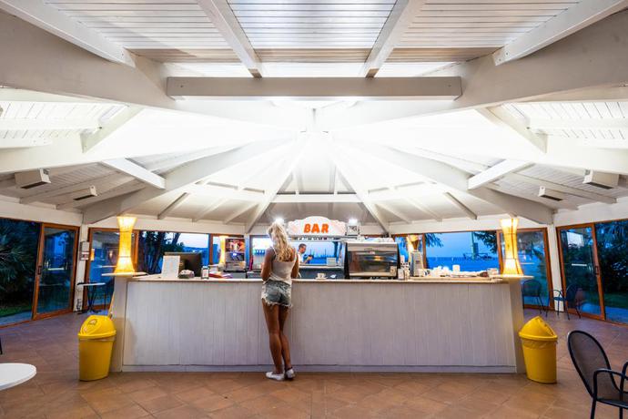 Imagen del bar/restaurante del Hotel Le Dune Beach Club. Foto 2