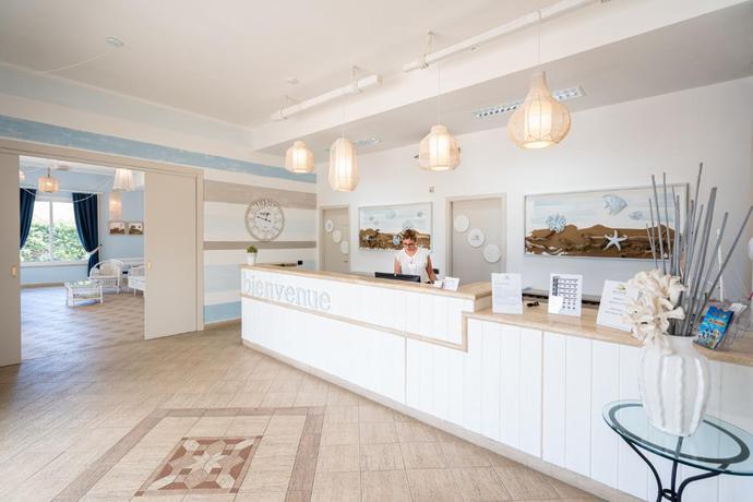 Imagen de los interiores del Hotel Le Dune Beach Club. Foto 10