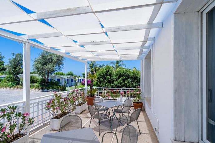 Imagen de los exteriores del Hotel Le Dune Beach Club. Foto 8