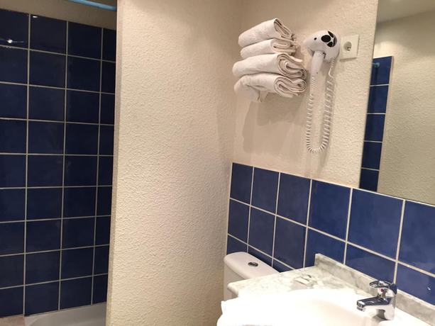 Imagen de la habitación del Hotel Le Faisan, MONTLUCON. Foto 6