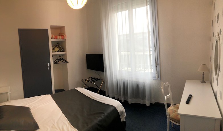 Imagen de la habitación del Hotel Le Faisan, MONTLUCON. Foto 15