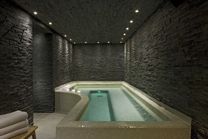 Imagen de la piscina del Hotel Le Faucigny. Foto 16