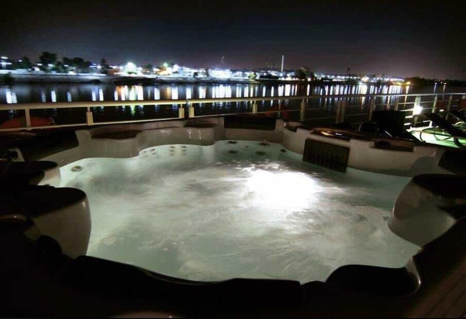 Imagen de la piscina del Hotel Le Fayan Nile Cruise - Mondays from Aswan and Thursdays from Luxor. Foto 16
