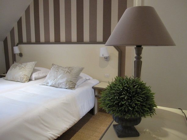 Imagen de la habitación del Hotel Le Fer à Cheval, Trouville-Sur-Mer. Foto 9