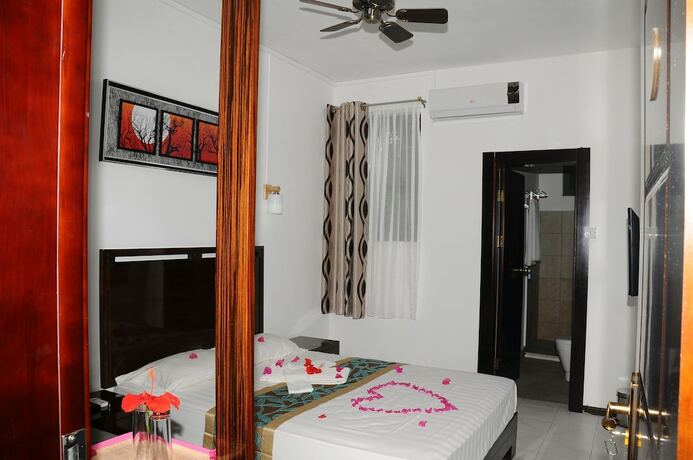 Imagen de la habitación del Hotel Le Flamboyant. Foto 4