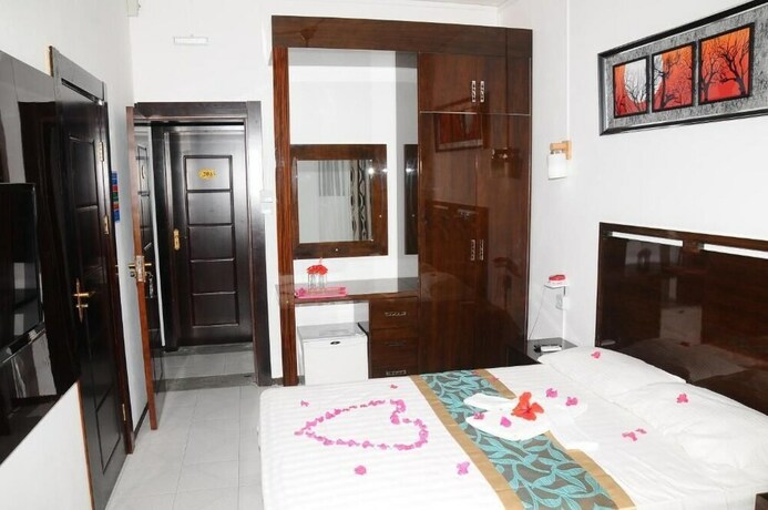 Imagen de la habitación del Hotel Le Flamboyant. Foto 7