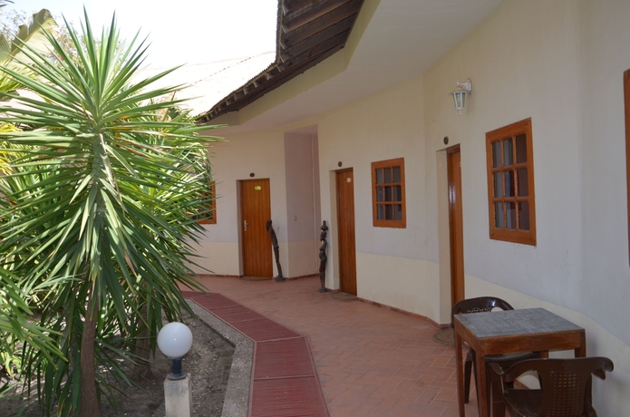 Imagen de los exteriores del Hotel Le Flamboyant, Ziguinchor. Foto 4