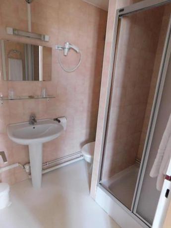 Imagen de la habitación del Hotel Le Gambetta, Bergerac. Foto 7