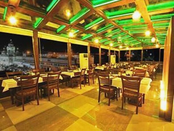 Imagen de los interiores del Hotel Le Golden. Foto 26