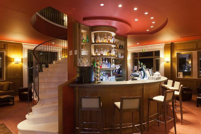 Imagen del bar/restaurante del Hotel Le Golf Parc Robert Hersant. Foto 3