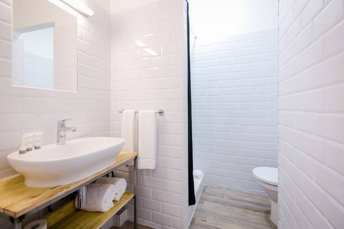 Imagen de la habitación del Hotel Le Grand Bleu, Saint-Gilles-les-Bains. Foto 8