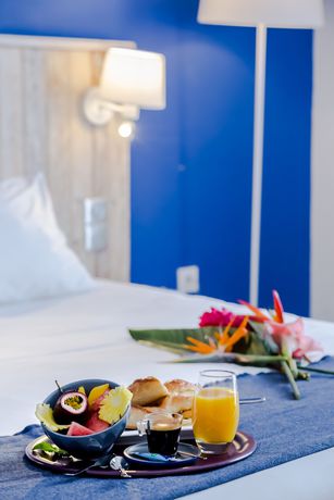 Imagen de la habitación del Hotel Le Grand Bleu, Saint-gilles-les-bains. Foto 14