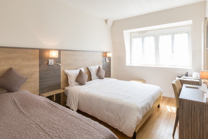 Imagen de la habitación del Hotel Le Grand, Ch&acirc;teau-Du-Loir. Foto 9