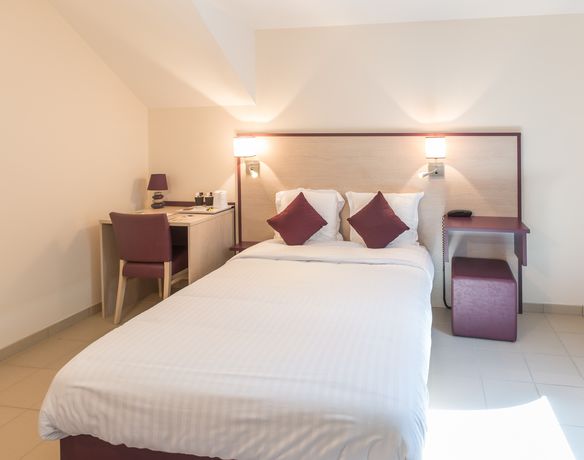 Imagen de la habitación del Hotel Le Grand, Ch&acirc;teau-Du-Loir. Foto 10