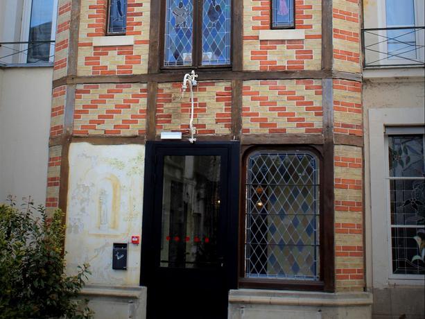 Imagen de los exteriores del Hotel Le Grand, Ch&acirc;teau-Du-Loir. Foto 14