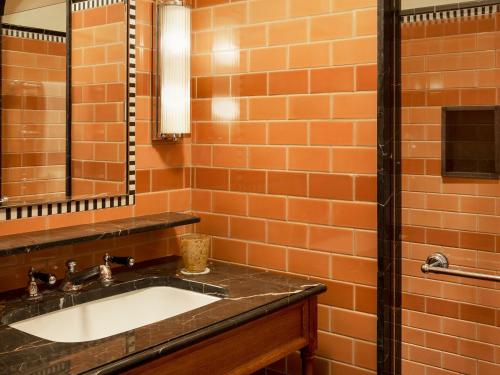 Imagen de la habitación del Hotel Le Grand Mazarin. Foto 3