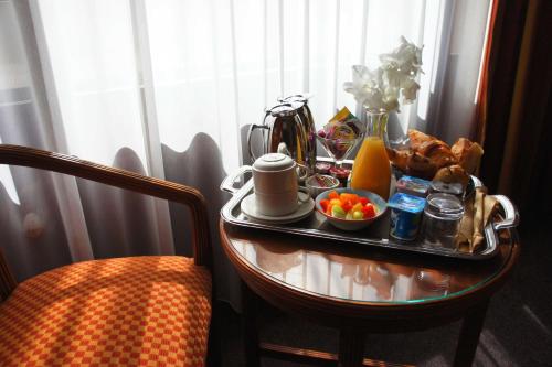 Imagen de la habitación del Hotel Le Grand Monarque, MELUN. Foto 4