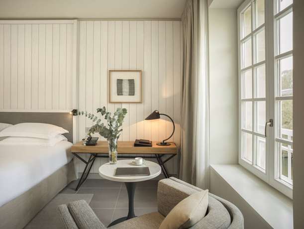 Imagen de la habitación del Hotel Le Grand Pavillon Chantilly. Foto 11