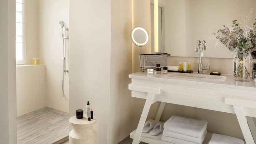 Imagen de la habitación del Hotel Le Grand Pavillon Chantilly. Foto 16