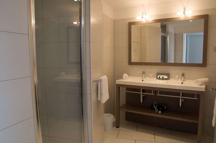 Imagen de la habitación del Hotel Le Grand Pavois, LE LAVANDOU. Foto 3