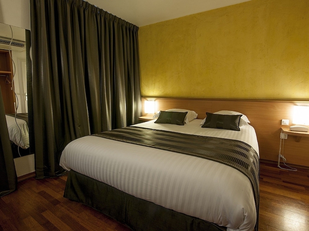 Imagen de la habitación del Hotel Le Grillon. Foto 12