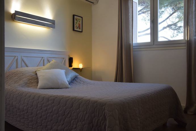 Imagen de la habitación del Hotel Le Grillon, L'&Icirc;le-Rousse. Foto 9