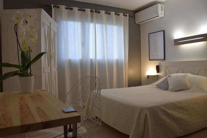 Imagen de la habitación del Hotel Le Grillon, L'&Icirc;le-Rousse. Foto 12