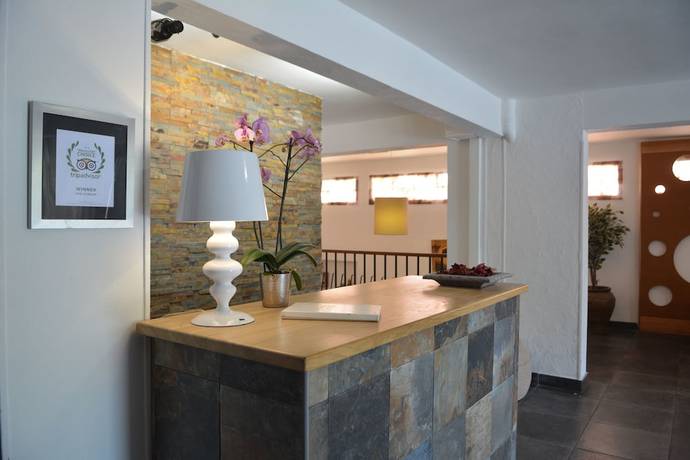 Imagen de los interiores del Hotel Le Grillon, L'&Icirc;le-Rousse. Foto 17