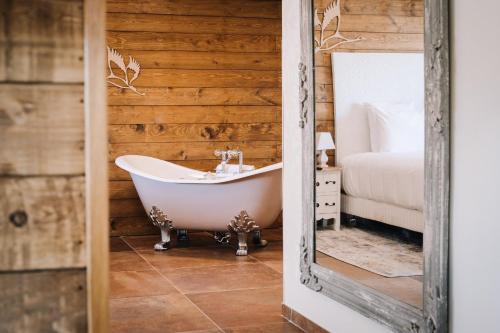 Imagen de la habitación del Hotel Le Hameau Des Pesquiers Ecolodge, Curio Collection By Hilton. Foto 18