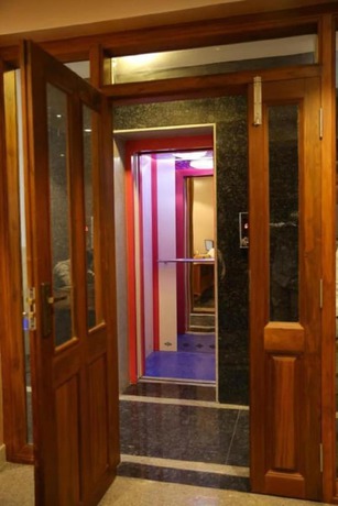 Imagen de los interiores del Hotel Le Holiday Inn. Foto 17