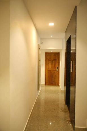 Imagen de los interiores del Hotel Le Holiday Inn. Foto 18