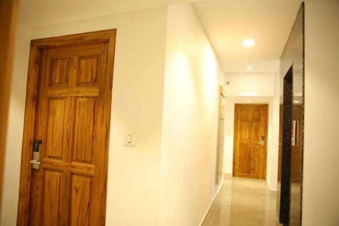 Imagen de los interiores del Hotel Le Holiday Inn. Foto 19