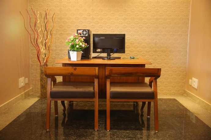 Imagen de los interiores del Hotel Le Holiday Inn. Foto 20