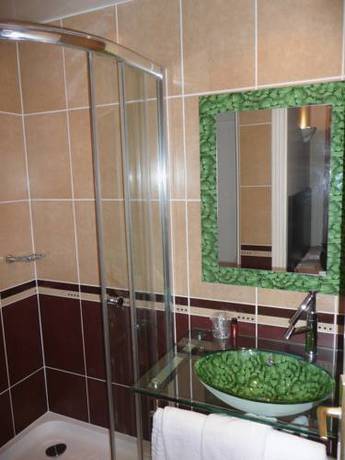 Imagen de la habitación del Hotel Le Home Saint Louis. Foto 8