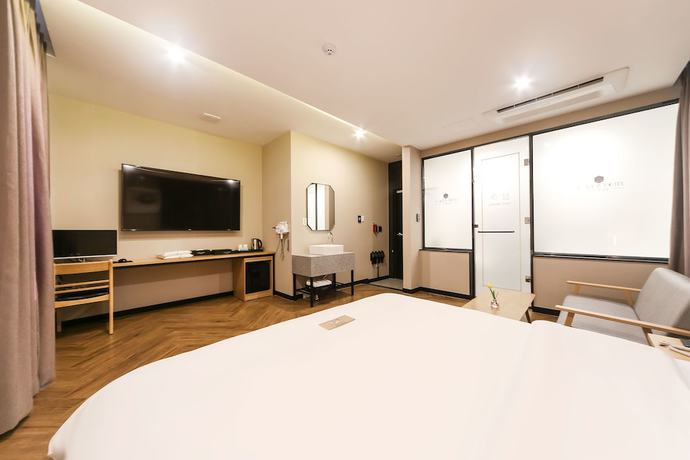 Imagen de la habitación del Hotel Le Idea. Foto 9
