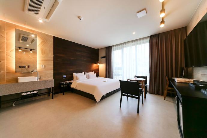 Imagen de la habitación del Hotel Le Idea. Foto 16